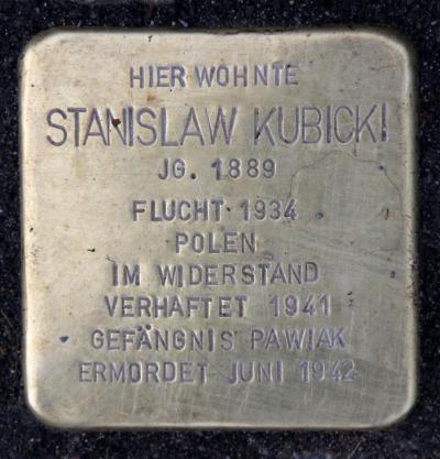  Il. 3: Stolperstein, Stanislaw Kubicki w dzielnicy Berlin-Neukölln - Stolperstein (2017) poświęcony Stanisławowi Kubickiemu przy Onkel-Bräsig-Straße w dzielnicy Berlin-Neukölln, gdzie mieszkali Margarete i Stanisław Kubiccy; na płycie wyryta została błędna data śmierci artysty; Kubicki został zamordowany z dużą dozą prawdo 