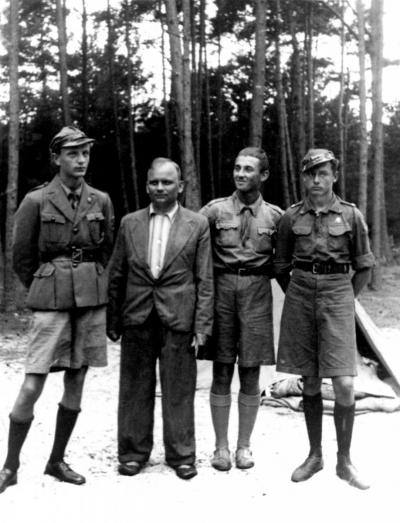 ill. 2 c: Józef Szajna, 1939 - Józef Szajna (right) as a Boy Scout, 1939.