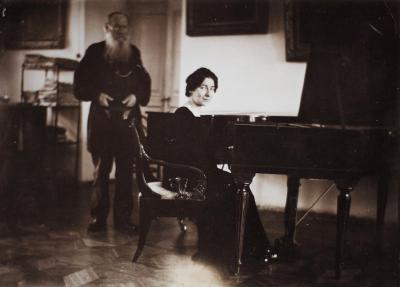 Bei Tolstoi 1907/08 - Wanda Landowska spielt für Leo Tolstoi in Jasnaja Poljana, 1907/08, anonyme Fotografie. 