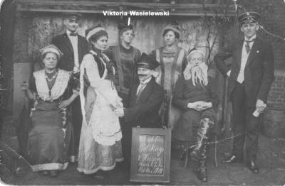 Polska grupa teatralna  - Polska grupa teatralna z tablicą (napis: Z Teatru Polskiego z Husen dnia 23.3. roku 1919), oznaczona: Wiktoria Wasielewska