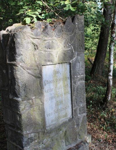 Der „Stein des Anstoßes“ in Bassenheim.  - Der „Stein des Anstoßes“ in Bassenheim.  
