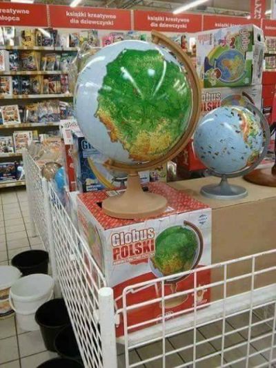 Dieser „Polnische Globus“ nimmt den Nationalstolz der Polen aufs Korn.