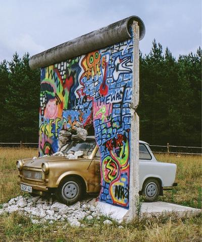 Najsłynniejsza instalacja Ludwika Waseckiego - „Złota przyszłość“ na łące w Sosnówce. 