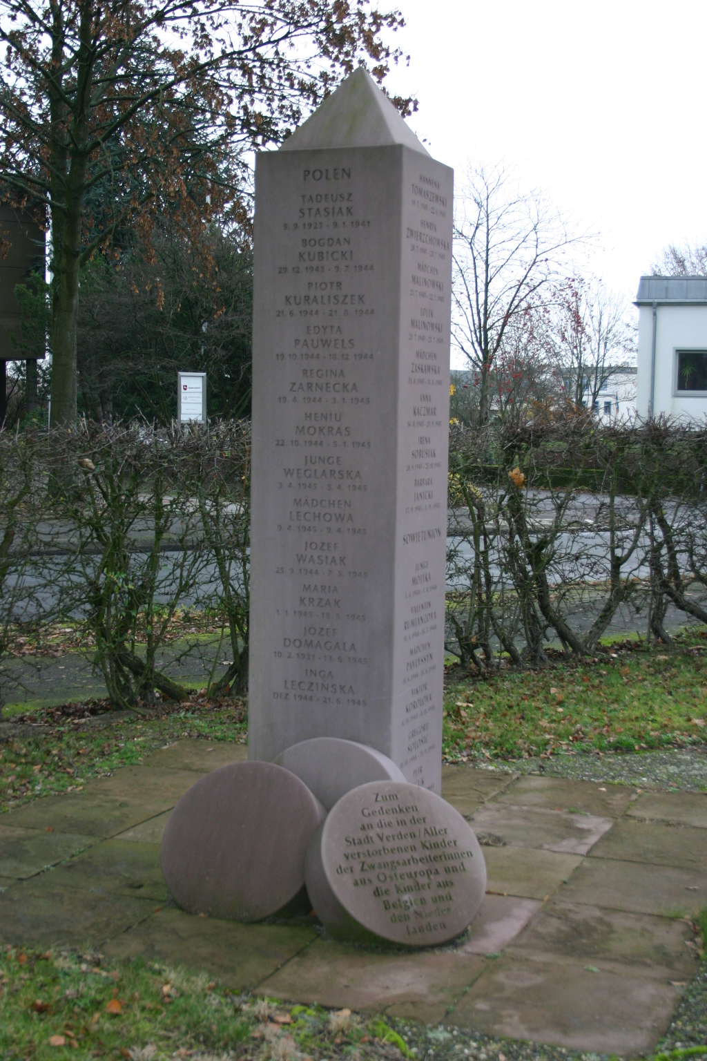 Denkmal auf dem Gräberfeld für Opfer des Krieges
