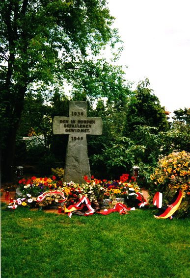 Steinernes Kreuz auf dem Kriegsgräberfeld in Dörpen