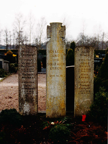 Drei Gedenkstelen mit einem Zitat aus dem Lukasevangelium in der Mitte