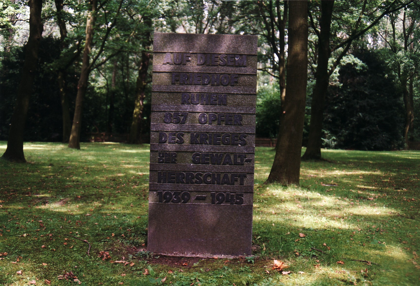 At this cemetery rest 857 victims of war and tyranny 1939-1945