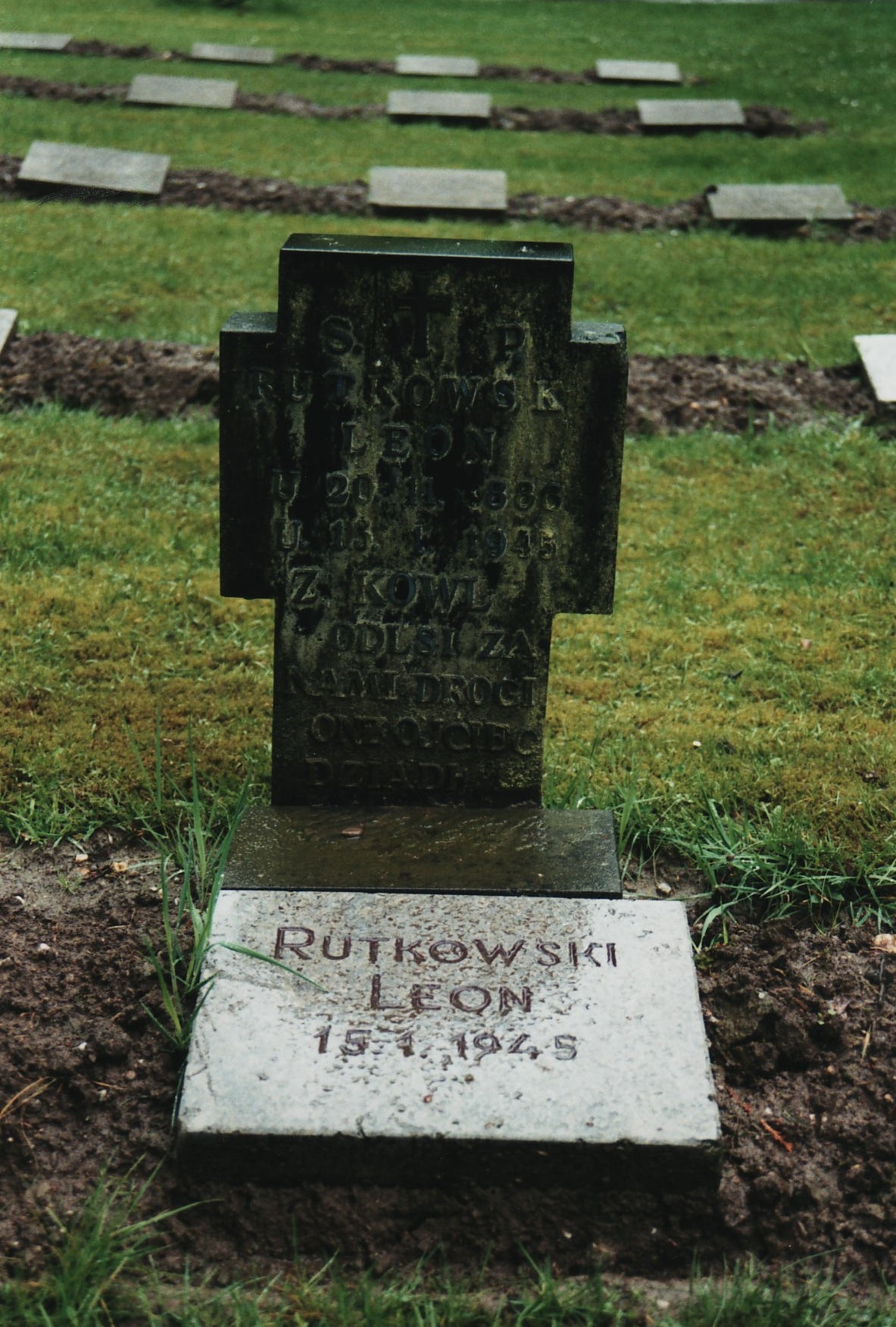 Grabstein eines polnischen Kriegsopfers samt einem der wenigen zusätzlichen Steine