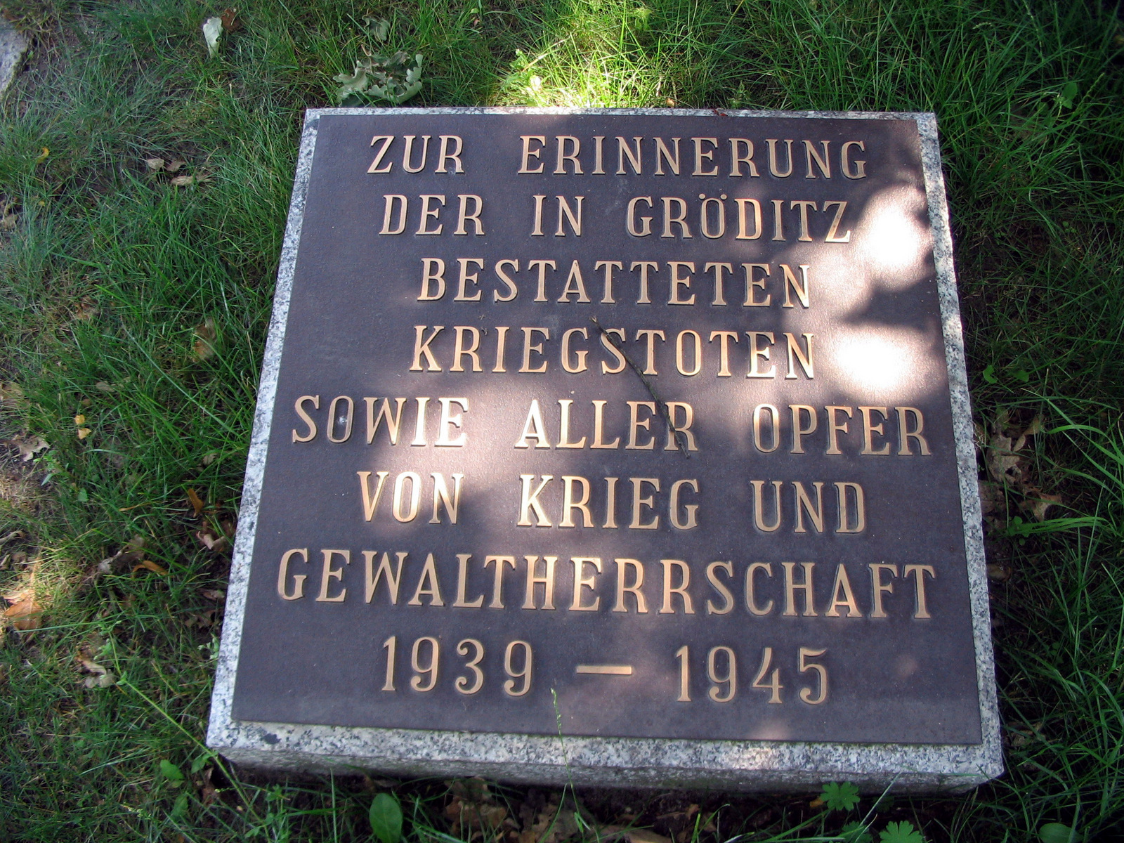 Tablica upamiętniająca na cmentarzu w Gröditz