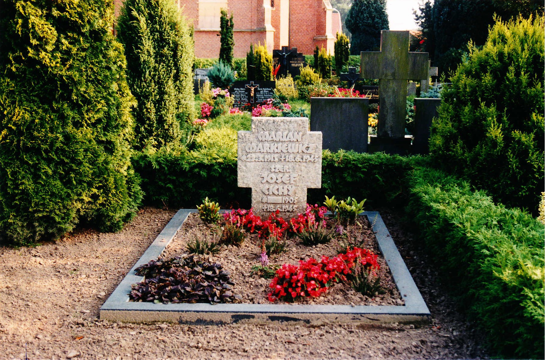 Das gemeinsame Grab der beiden polnischen Soldaten in Klein Berßen