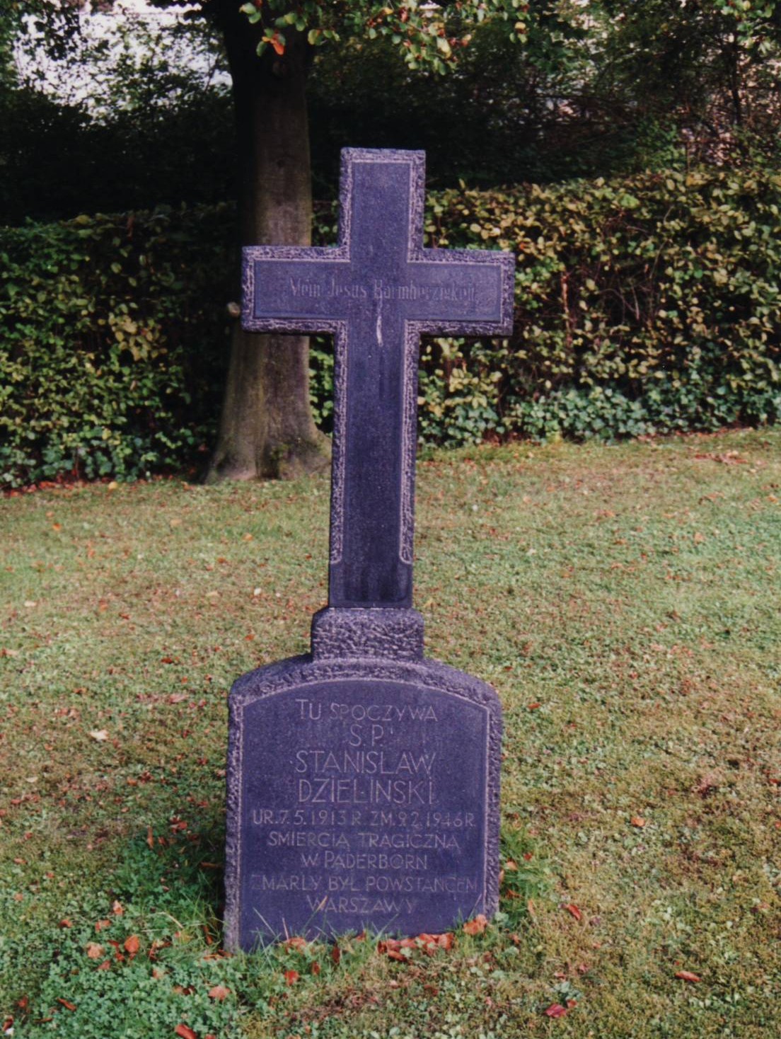 Polnischer Grabstein auf dem Gräberfeld für polnische und russische Kriegsopfer