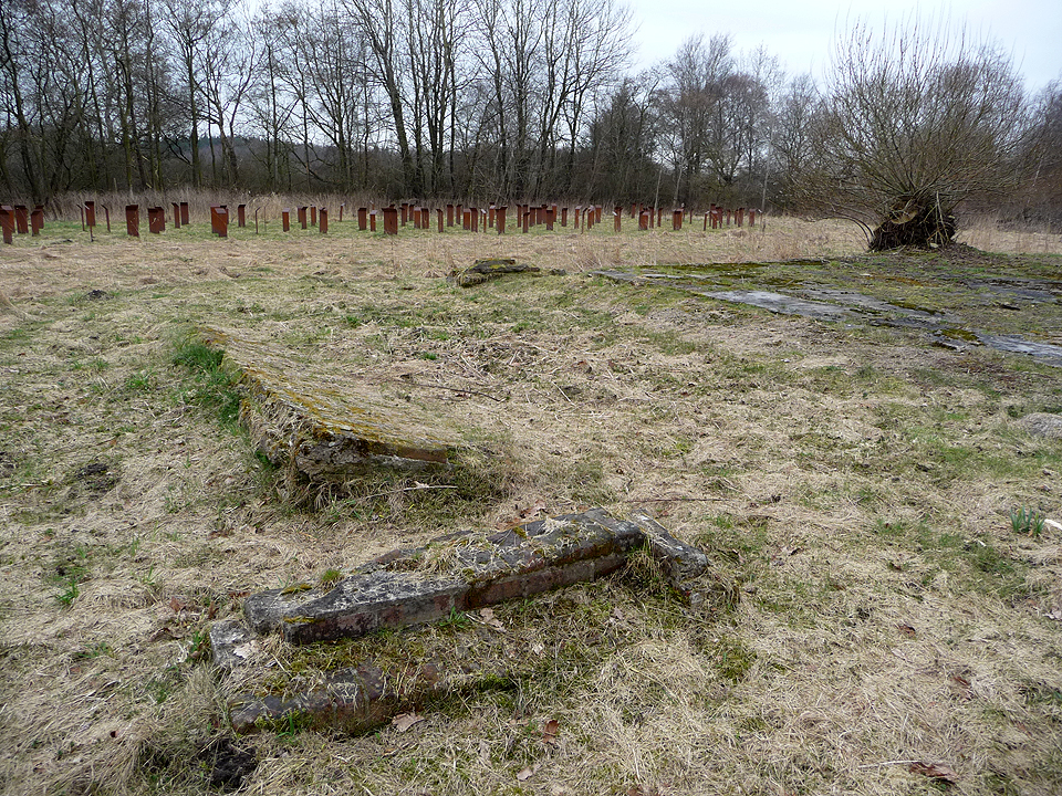 Lagerfriedhof in Husum-Schwesing (KZ-Außenlager des Konzentrationslagers Neuengamme), Zustand ca. 2005.