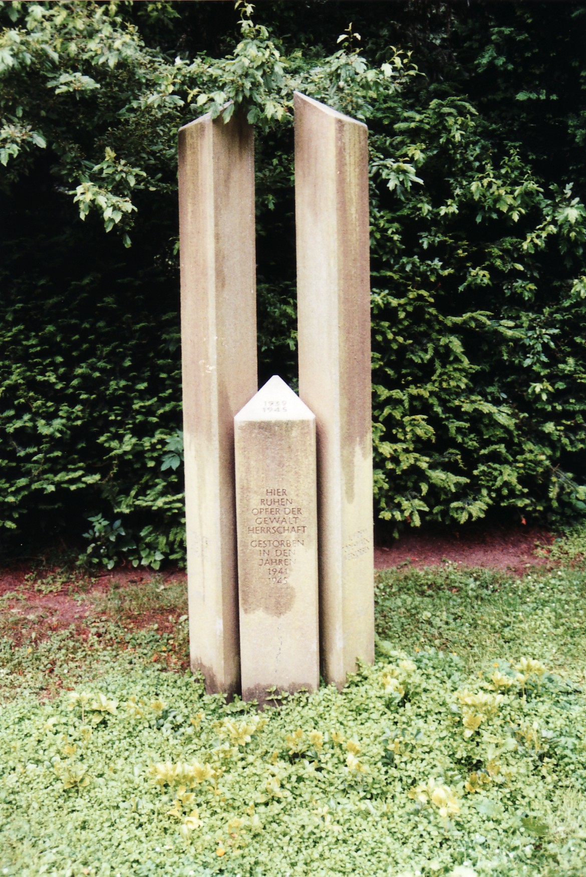 Gedenksteine auf dem polnischen Gräberfeld