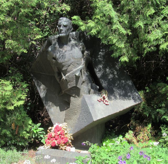Anatoli Mossitschuk: Memorial to the murdered Soviet prisoners, 1985. At the entrance to the rose garden, Bullenhuser Damm memorial site, Hamburg