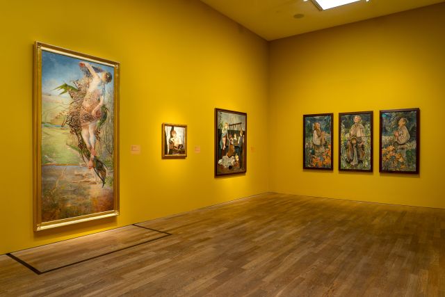 Ausstellung „Stille Rebellen“, Raum 5. Von links: J. Malczewski: „Frühling“, 1898; W. Hofman: „Frühling“, 1918; „Krippenspiel“, 1918; K. Sichulski: Triptychon „Frühling“, 1909