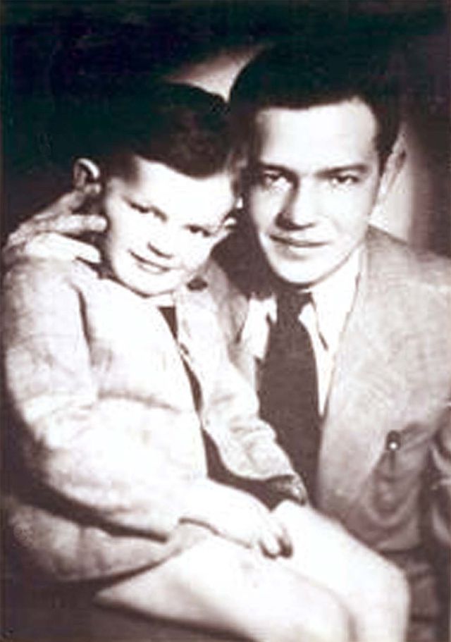Marek James aus Radom mit seinem Vater Adam, um 1943. Yad Vashem Photo Collections, Nr. 14265681