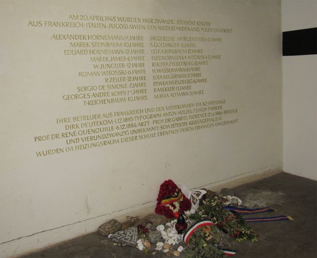 Memorial room for the murdered victims, inscription of 1979, Bullenhuser Damm memorial site, Hamburg, photo: June 2022