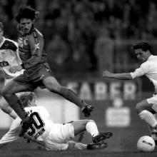 Mecz drugoligowy VfL Bochum z Herthą BSC Berlin na stadionie w Bochum: Nico Kovac z Hertha Berlin przeskakuje przez Andrzeja Rudego z VfL Bochum, podczas gdy z prawej nadbiega kapitan drużyny z Bochum  Dariusz Wosz, 1996.