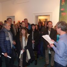 Publikum bei der Eröffnung der Ausstellung von Ewa Stefanski, 2019. – Es spricht Dr. Michael Grus.