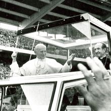 Jan Paweł II na stadionie w Gelsenkirchen, 1987 r.