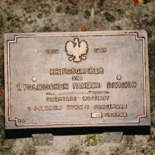 Tablica upamiętniająca na cmentarzu w Thuine