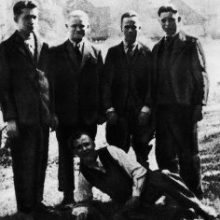Tomasz Kiryłłow (drugi z lewej) z kolegami ze szkoły