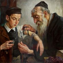 Vor der Barmitzvah (Alter Mann beim Anlegen der Teffilin an den Arm eines Jungen)