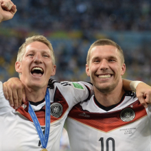 Schweinsteiger und Podolski mit Siegerpokal der WM 2014