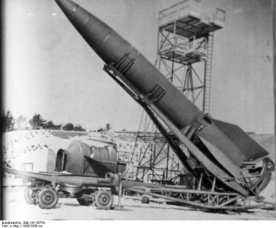 Rakieta V-2 na wyrzutni w Peenemünde