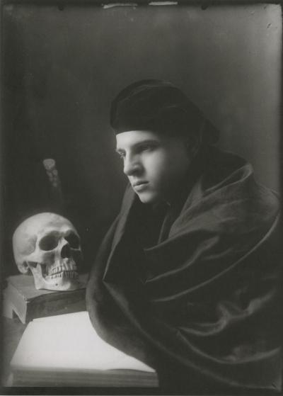 Kazimierz Zgórecki: Autoportrait (Selbstportrait 1994), schwarz-weiß Fotografie, Print 2019, im Privatbesitz der Familie, veröffentlicht im Ausstellungskatalog Louvre-Lens