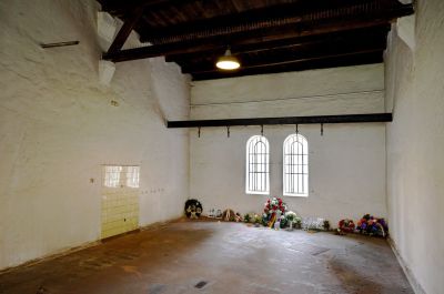Miejsce Pamięci Berlin-Plötzensee. Wnętrze baraku, w którym odbywały się egzekucje.