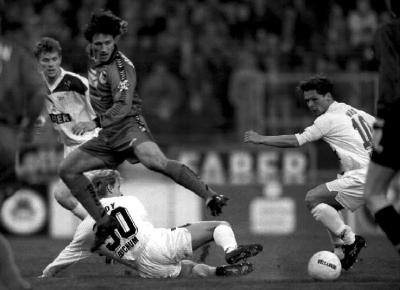 Im Bochumer Ruhrstadion springt der Berliner Niko Kovac während der Fußball-Zweitliga-Begegnung VFL Bochum gegen Hertha BSC Berlin über den Bochumer Andrzej Rudy, rechts der Bochumer Kapitän Dariusz Wosz, 1996.