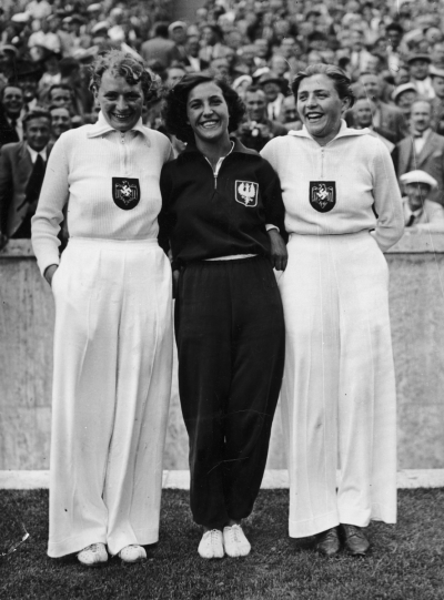 Die Olympiasiegerinnen im Sperrwurf. Links Tilly Fleischer (Gold), in der Mitte Maria Kwaśniewska (Bronze) und Luise Krüger (Silber), Berlin 1936