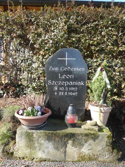 Auf dem Elsheimer Friedhof der rheinhessischen Gemeinde Stadecken-Elsheim wurde im Jahr 1975 ein Gedenkstein für den ermordeten polnischen Zwangsarbeiter Leon Szczepaniak (* 10.2.1912 † 27.5.1942) aufgestellt.
