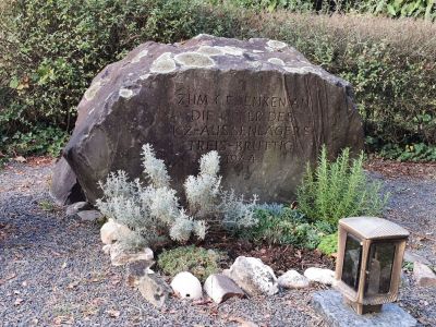 Gedenkstein für die Opfer des Außenlagers Kochem-Bruttig-Treis auf dem Friedhof von Treis-Karden, 11. Oktober 2021