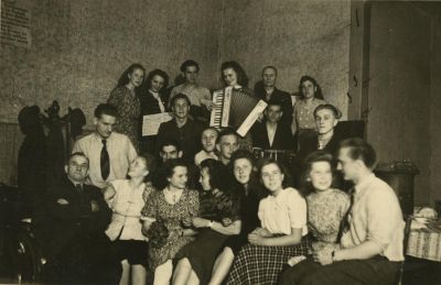 Wieczorek młodzieży w Recklinghausen, fotografia czarno-biała, autor nieznany, 6,1 x 9 cm, 1949 r.
