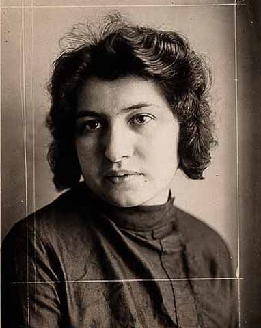 Dora Diamant, vermutlich Düsseldorf um 1928. Porträtfoto, ein Ausschnitt als Passbild markiert