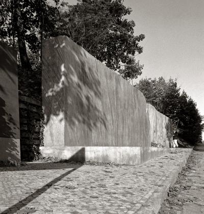 Karol Broniatowski przed pomnikiem Zagłady i Deportacji Żydów Berlina, 1991 r.