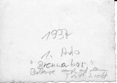 Handwritten remark - The back of the photo with his own car with a handwritten remark: “1. car, Brennabor, Battery on the running board”.