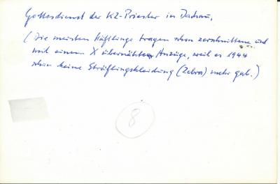 The rear side of the photo of the church service for priests in the Dachau concentration camp in 1944, with a handwritten remark by Hermann Scheipers: “Church service of the priests in Dachau (Most of the prisoners are wearing torn suits with a sewn-on X, because there were no more “Zebra” prisoners’ clothes in 1944) 