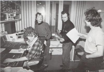 Pokój redakcyjny Radia 100 po polsku przy Potsdamer Straße w Berlinie-Schönebergu. Od lewej: Bartłomiej Skrobecki, Sylwia Wiśniewska, N.N., Jacek Tyblewski.  Berlin, 1990 r.