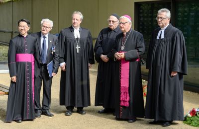 From left: Msgr. Yean Choong (Apostolic Nunciature in Germany), Klaus Leutner, Bishop Christian Stäblein (Bishop of the Berlin- Brandenburg Silesian Upper Lusatia Protestant Church ), Berlin Rabbi Prof. Andreas Nachama (Chair of the General Rabbis’ Conference), Dr Heiner Koch, Archbishop of Berlin, and Pastor Piotr Gaś (consistory of the Augsburg Protestant Church in the Republic of Poland).