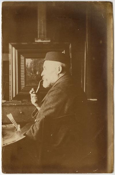 Roman Kochanowski in front of the easel in his atelier, photo, 20.6 x 13.5 cm, photographer unknown