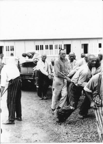 Więźniowie w Dachau