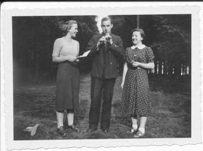 Hermann Scheipers with his sister Anna - Hermann Scheipers with his sister Anna (left) in Hubertusburg before October 1940