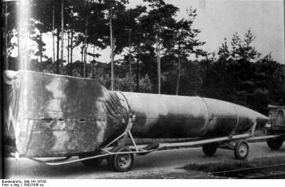 Transport einer V2-Rakete, Peenemünde, Juni 1942. 