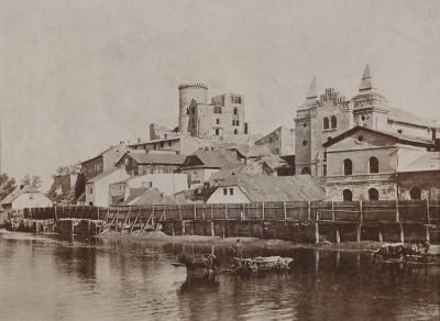 Ansicht von Burgruine und Synagoge in Będzin, um 1900. Fotografie, Nationalbibliothek Warschau/Biblioteka Narodowa w Warszawie, Signatur F.4044/IV A