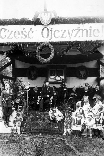 Dożynki Śląskie w Podlesiu - Prezydent Ignacy Mościcki (siedzi), notariusz kurialny Kurii Biskupiej w Katowicach ks. Józef Gawlina (siedzi 1. z prawej), 1929 