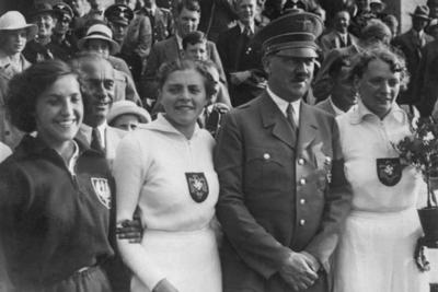 Das berühmte Foto der Speerwerferin mit Adolf Hitler und den deutschen Teilnehmerinnen an diesem Wettkampf, Berlin 1936. 