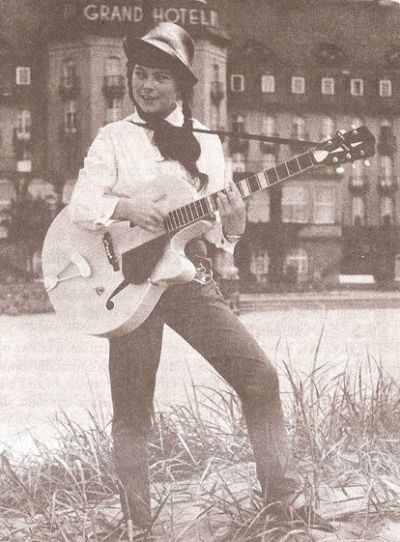 Karin Stanek vor dem Grand Hotel in Sopot (Zoppot), 1962